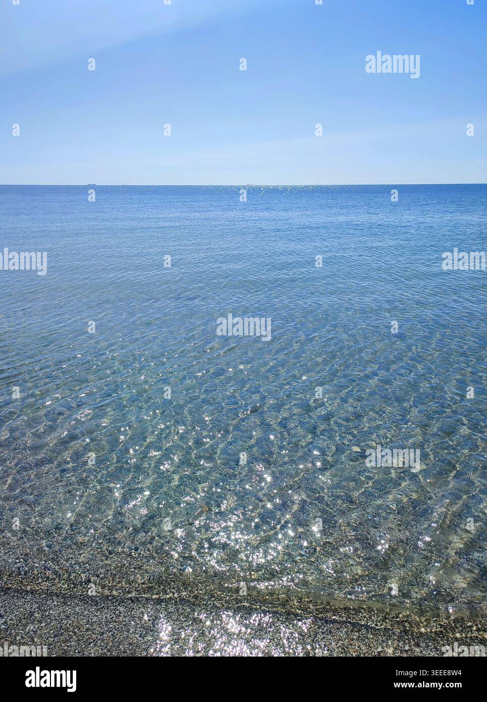 Meereslandschaft. Meer glatte Oberfläche des blauen Meeres und des blauen Himmels. Abstrakte Landschaft mit Meerblick. Meereslandschaft. Skyline. Naturkulisse. Natürlicher Hintergrund. Niemand. Sonnenblendung. Ruhiges, sonniges Wetter. Kleine Wellen Stockfoto