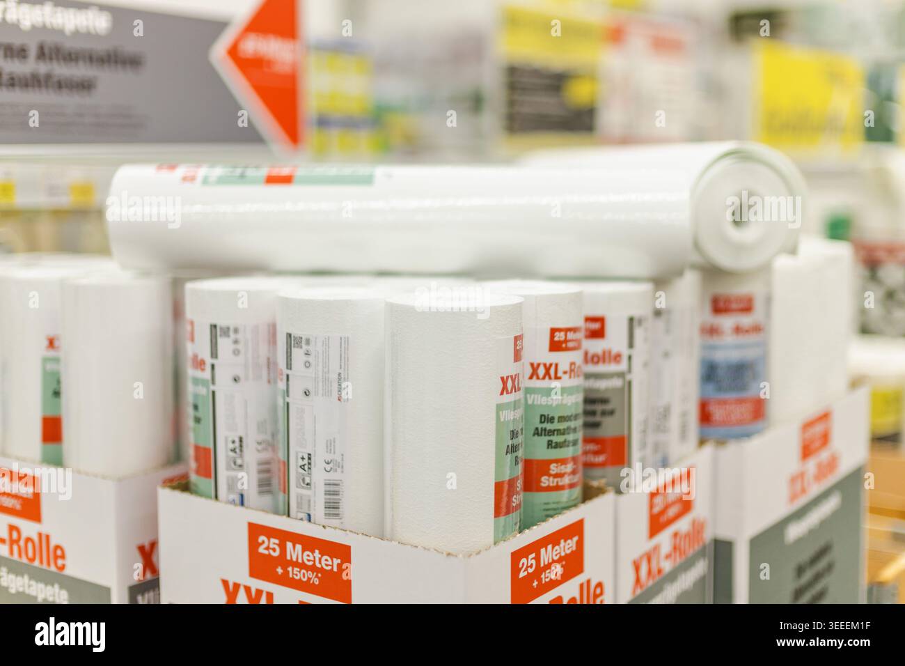 Dortmund, 8. Mai 2026: Große Tapetenrollen und Renovierungsmaterialien werden im Eisenwarengang ausgestellt Stockfoto
