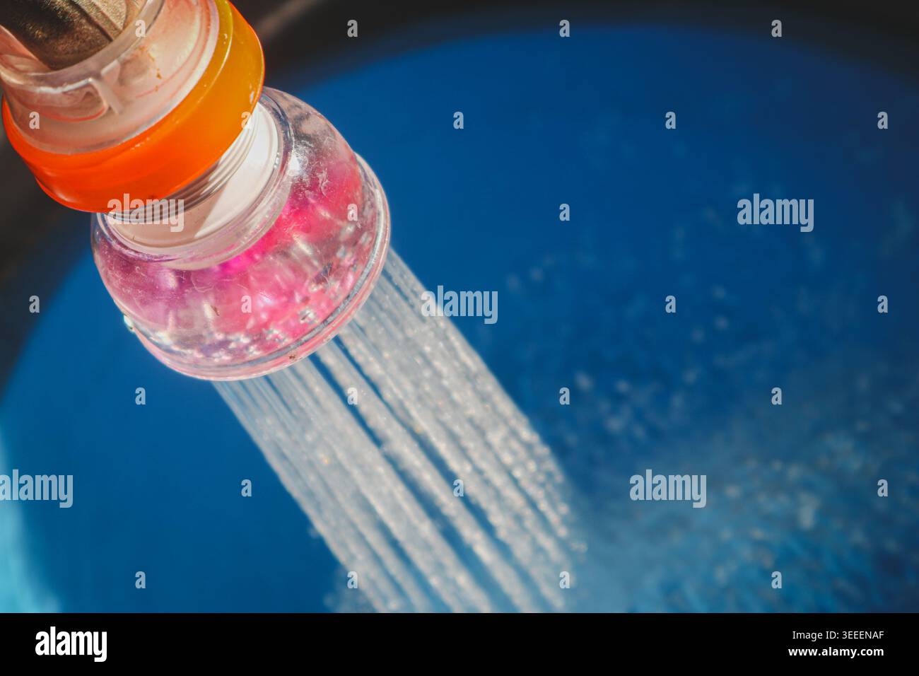 Moderner Duschkopf, der Wasser in einer sauberen Badezimmerumgebung sprüht, symbolisiert Frische, Hygiene, Wellness und kühlenden Komfort. Stockfoto