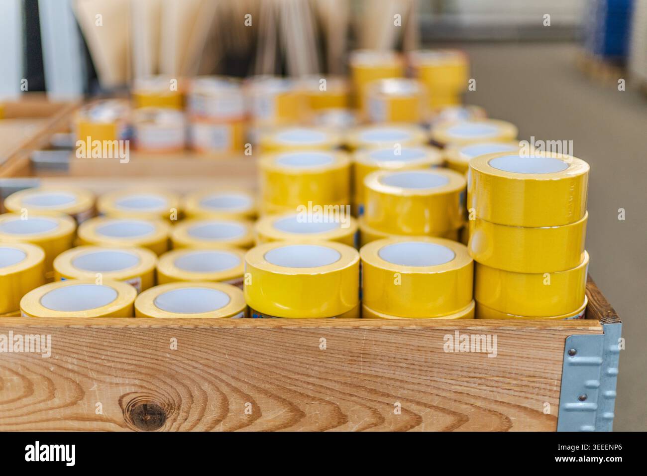 Gelbe Klebebandrollen, gestapelt in der Regalablage des Eisenwarengeschäfts Stockfoto