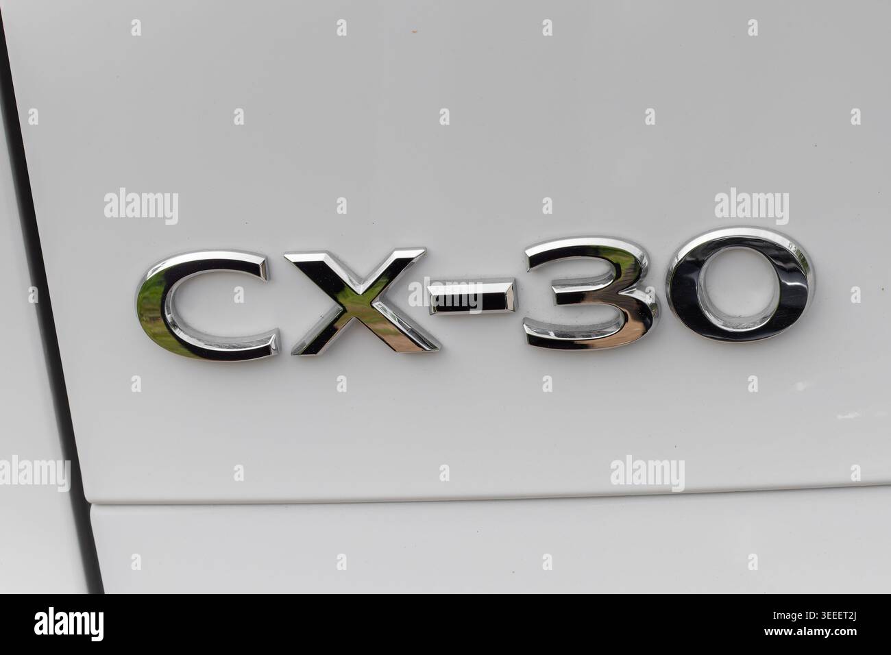 Verchromte Modellnummer cx-30 an einem weißen Außenbereich Stockfoto