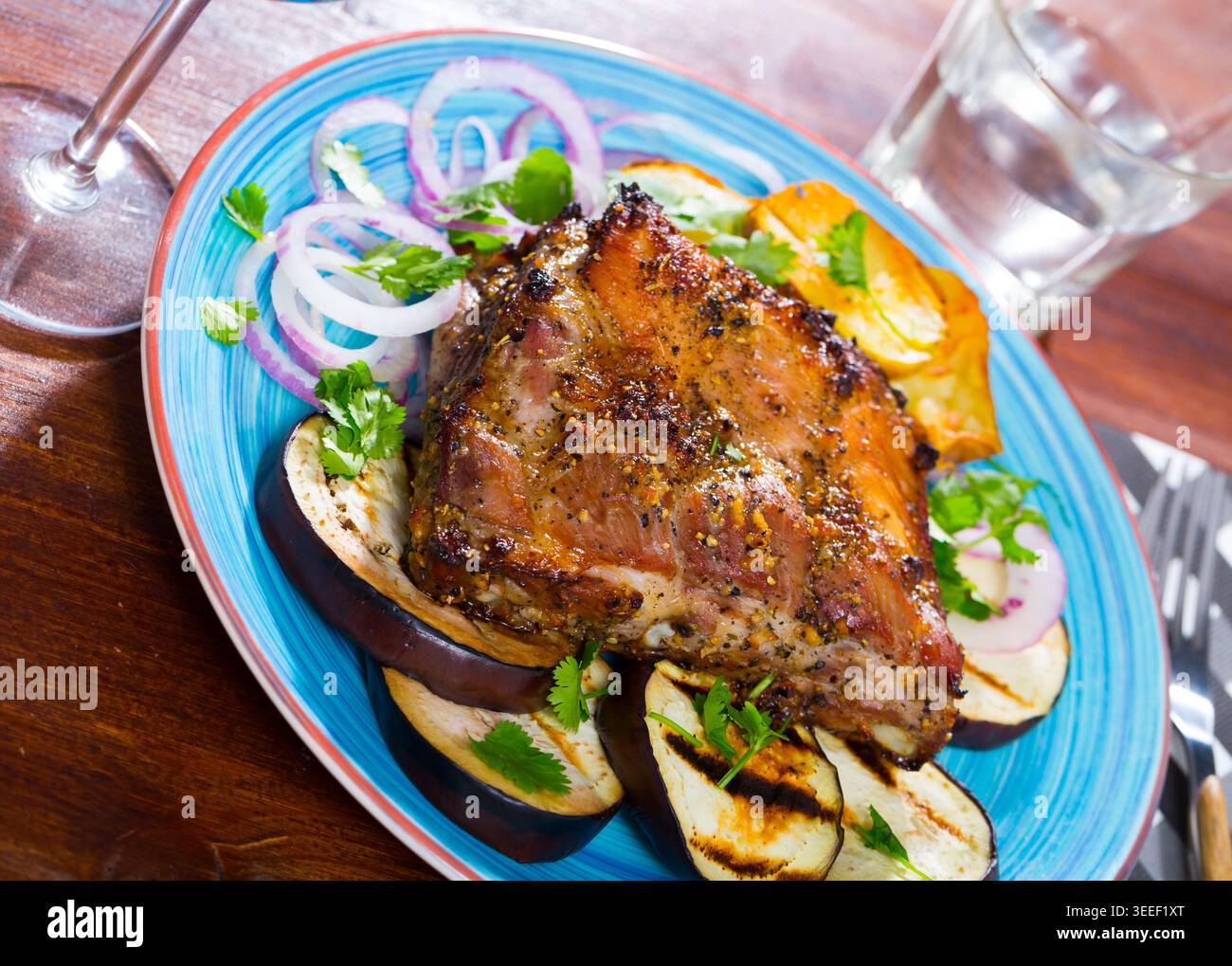 Gebratenes schweinefleisch carre mit Gemüse Stockfoto