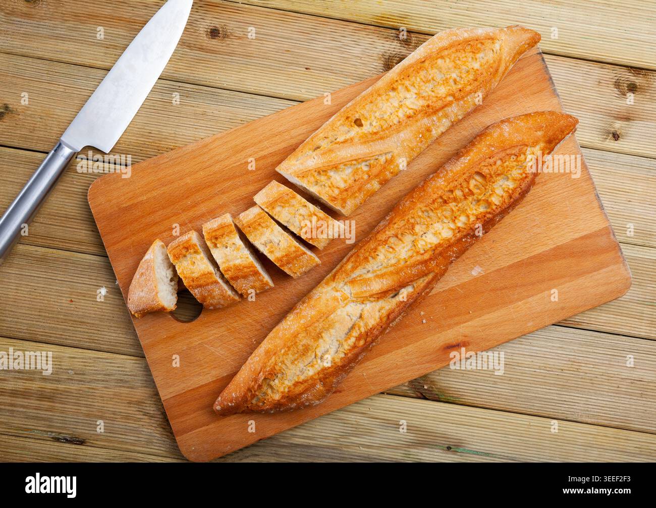 Komplettes und geschnittenes französisches Baguette Stockfoto