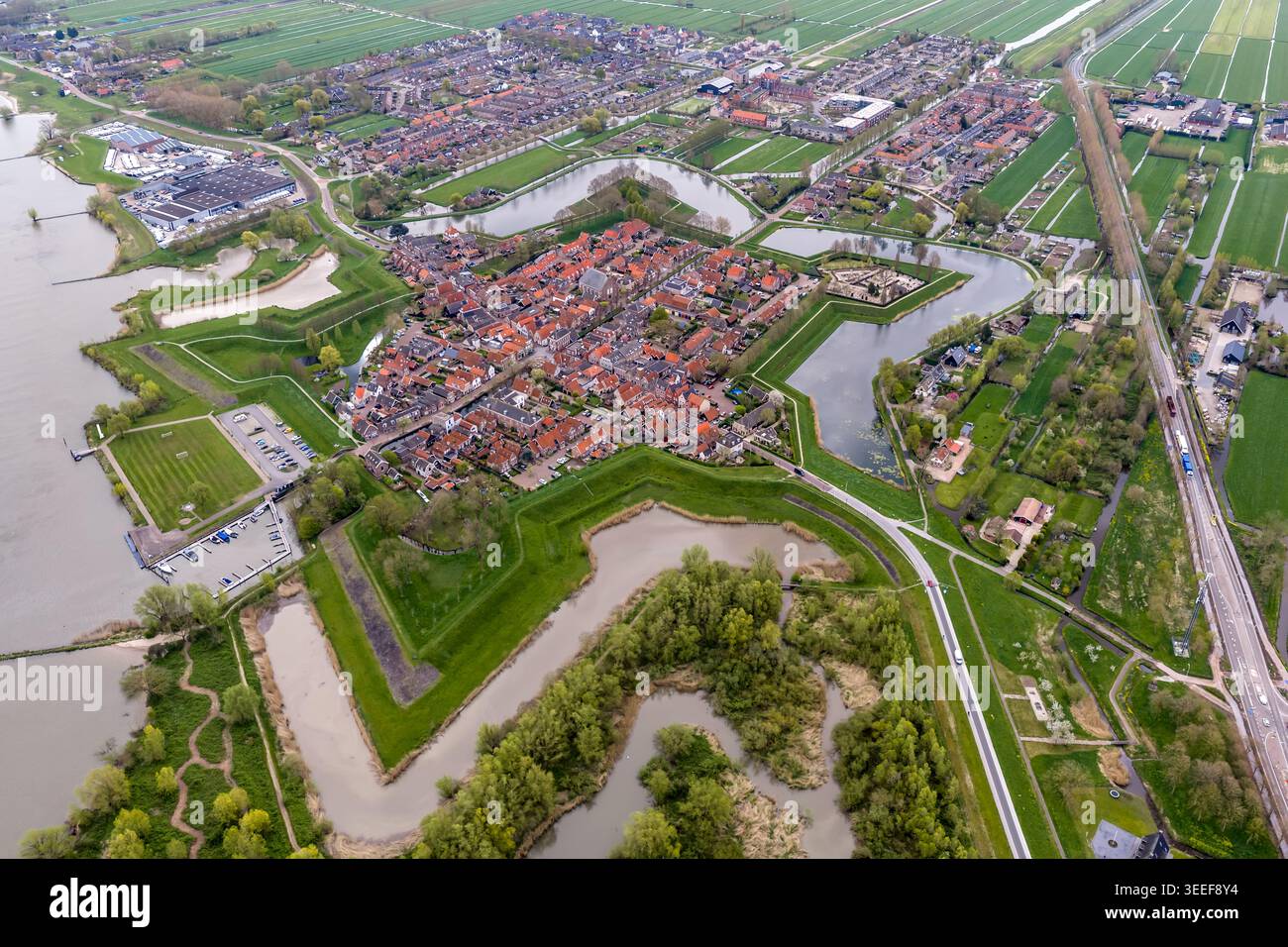 Eine der besten Luftperspektiven der legendären sternförmigen Befestigungsanlagen von Nieuwpoort, fotografiert von Drohne bei hellen Frühlingsbedingungen unter A Stockfoto