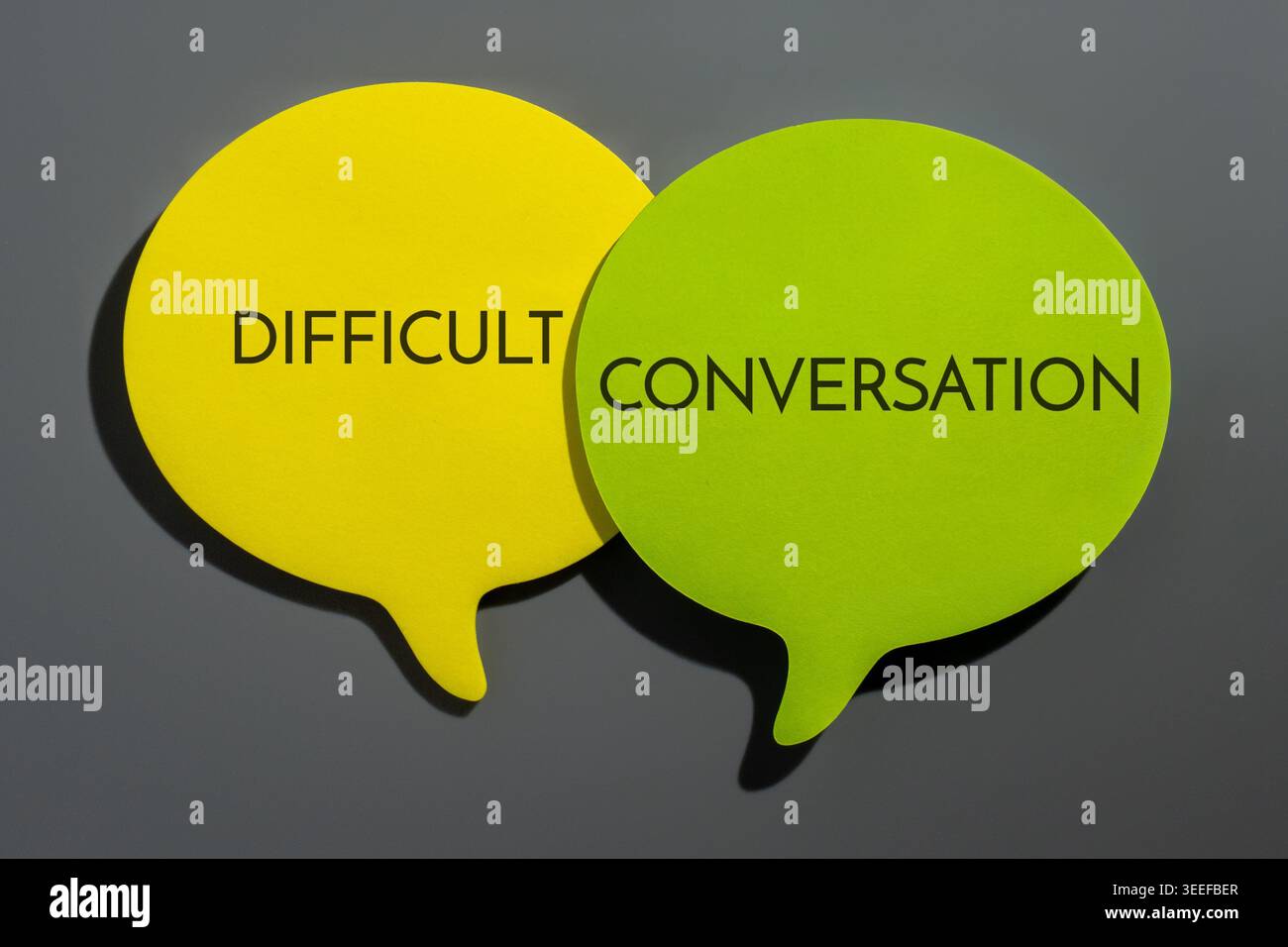 Sprechblasen mit „SCHWIERIGER KONVERSATION“ vor grauem Hintergrund. Herausfordernder Dialog, Konfliktlösung, psychische Gesundheitstherapie Stockfoto