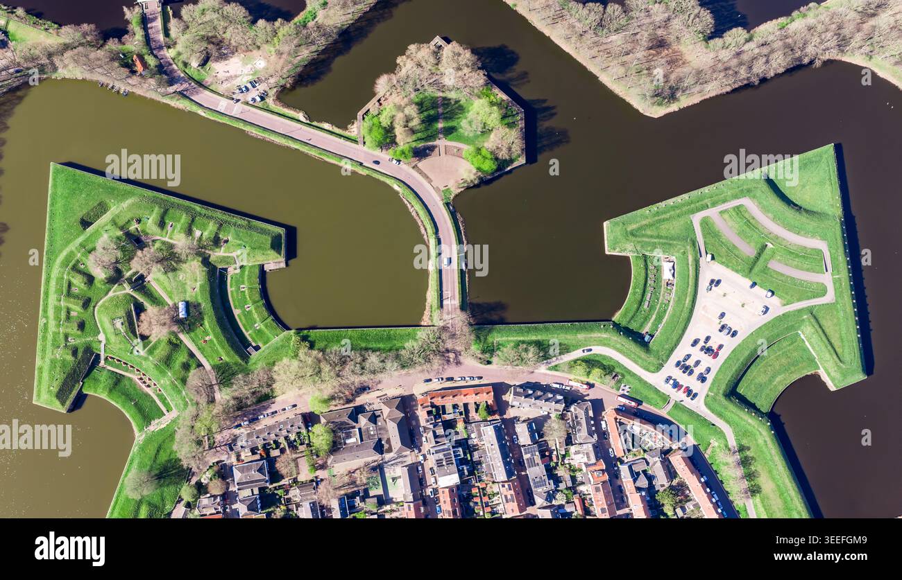 Nahe über der Decke zweier benachbarter Bastionen von Naarden-Vesting, Noord-Holland, Niederlande, mit der verbindenden Vorhangfassade und einer kleinen eckigen ra Stockfoto