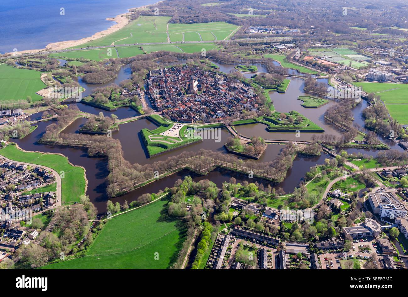 Luftaufnahme in großer Höhe von Naarden-Vesting, der hervorragend erhaltenen sternförmigen Festungsstadt Noord-Holland, Niederlande, mit dem Gooimeer Stockfoto
