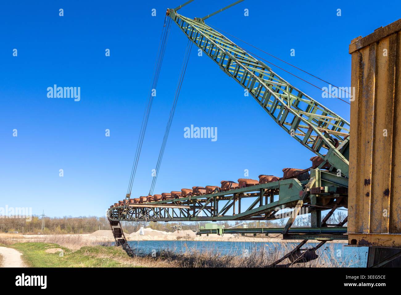 Großer Bagger in einem Kieswerk in Bayern Stockfoto