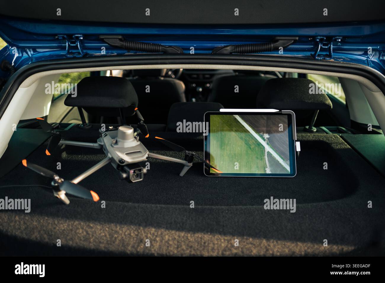 Professionelle Drohnenausrüstung mit Tablet im Kofferraum, bereit für den Flug. Stockfoto