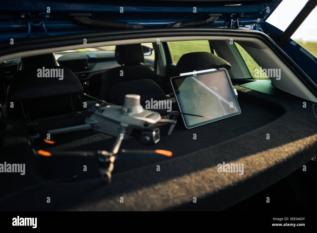 Professionelle Drohnenausrüstung mit Tablet im Kofferraum, bereit für den Flug. Stockfoto
