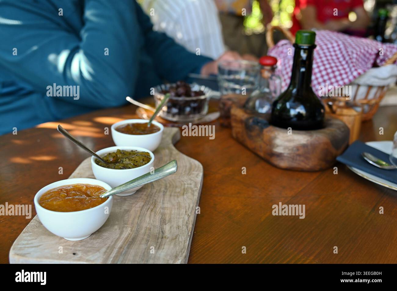 Hausgemachte Marmelade und mediterrane Produkte auf einem Holztisch Stockfoto