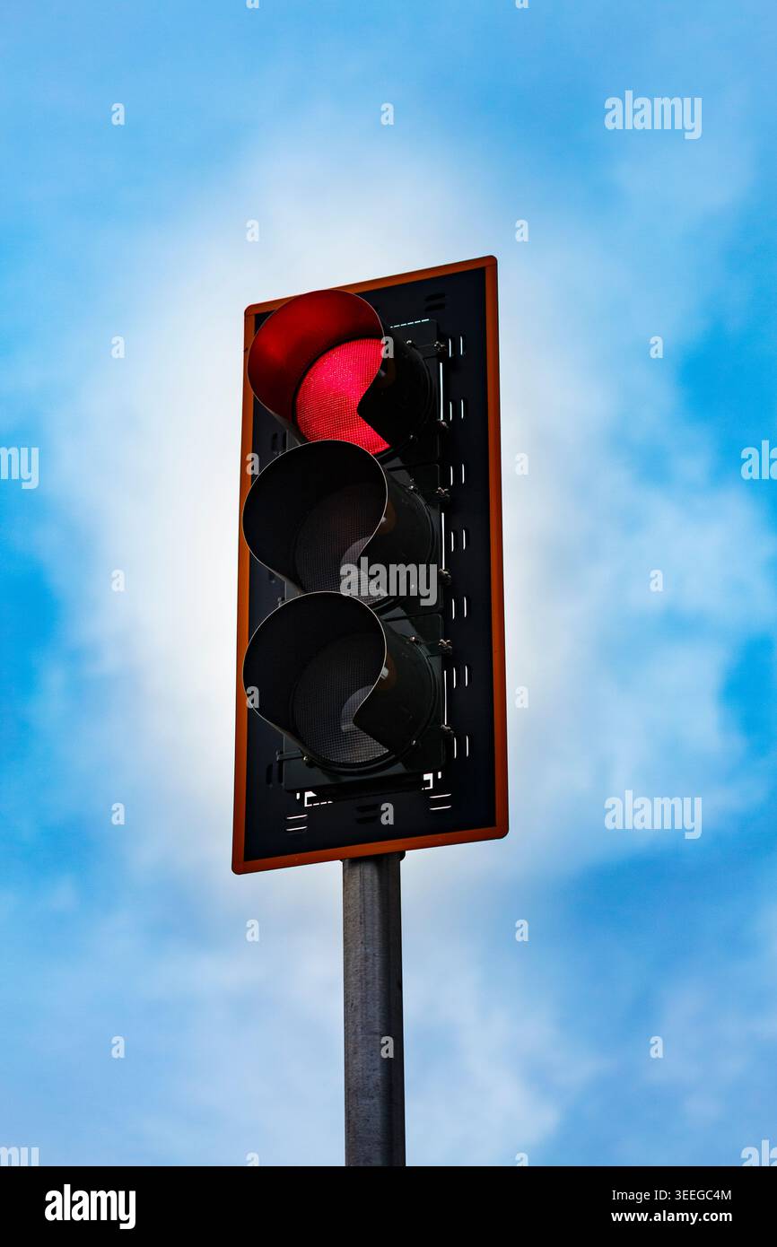Rote Ampel an einem Stab, eine Sicht aus einem niedrigen Winkel Stockfoto
