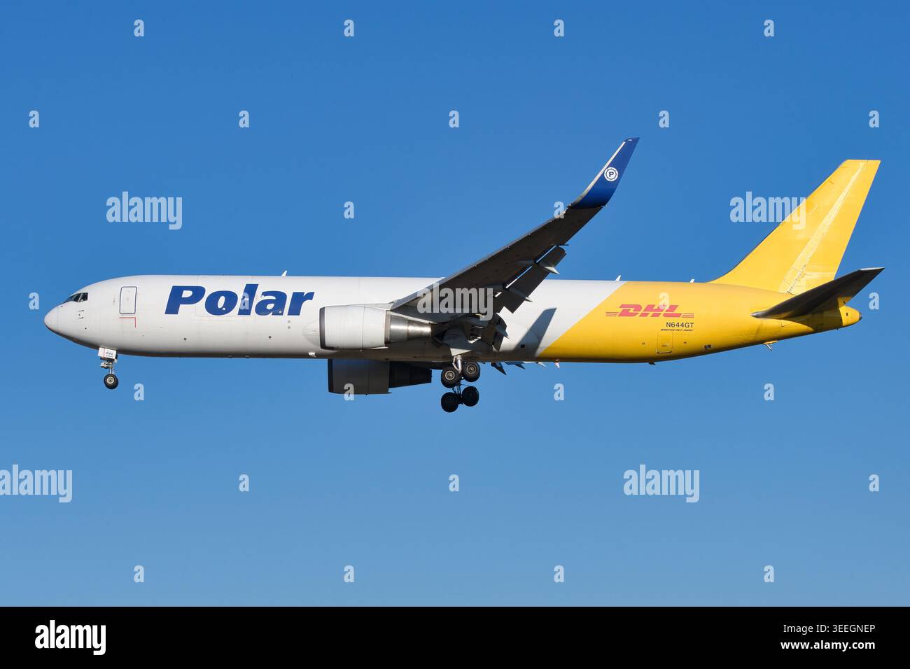 DHL Air Boeing 767-300F Frachtflugzeuge nähern sich dem internationalen Flughafen Narita an und liefern internationale Expressfracht Stockfoto
