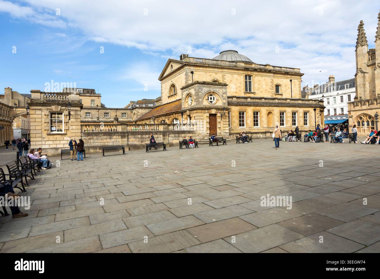 Blick auf den Kirchhof der Abbey auf die Gebäude des Complex Roman Baths, Stadt Bath, Nordosten Somerset, England, Großbritannien Stockfoto