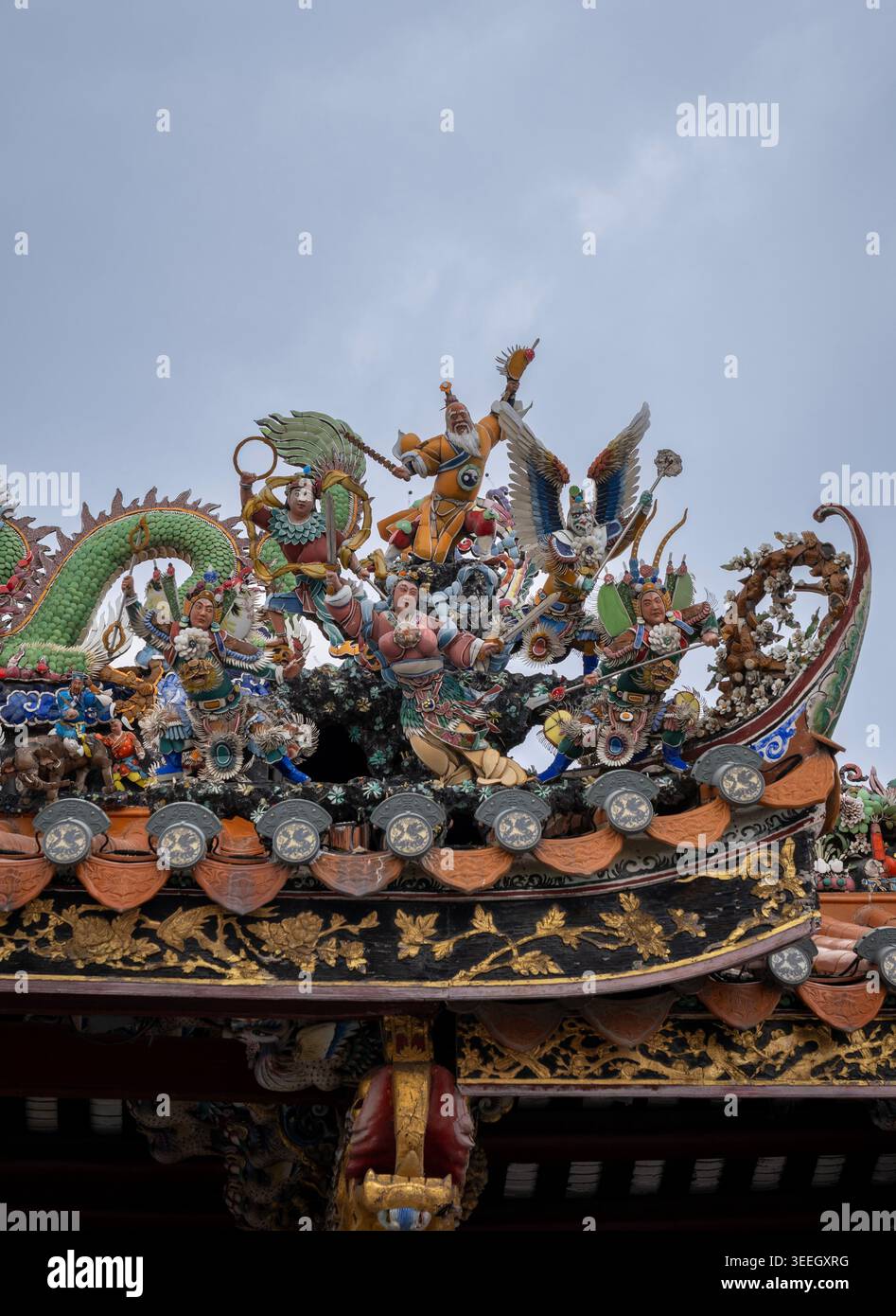 Detaillierte Chaozhou Porzellan Inlay Art mit mythischen Figuren auf dem Dach des antiken Tempels Qinglong, Guangdong, China Stockfoto