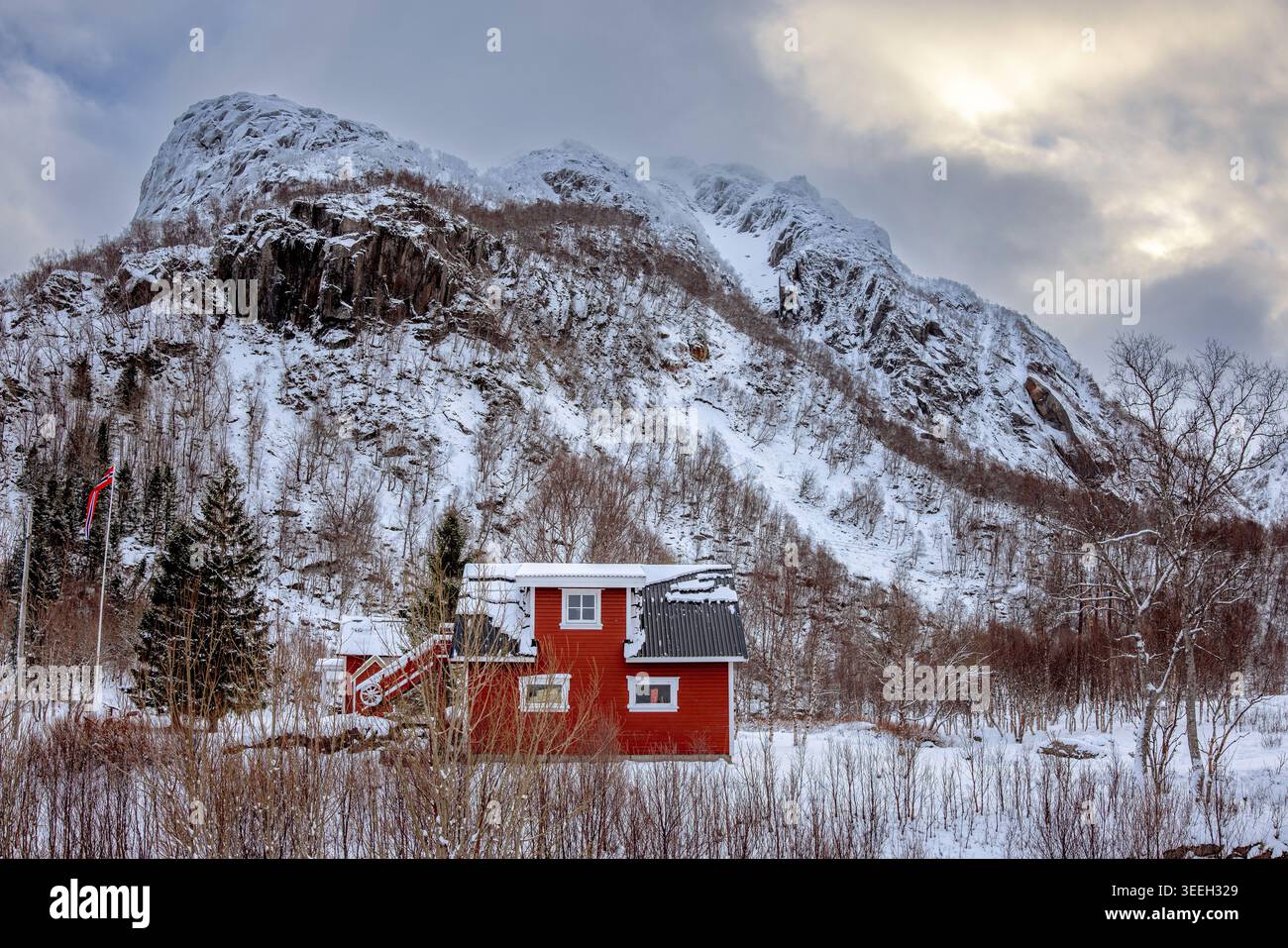 Norwegen, Lofoten-Archipel: Landschaft der Lofoten-Inseln. Blick auf ein Rrorbu, traditionelles norwegisches Haus der Saison, typisches rotes Holzhaus Stockfoto