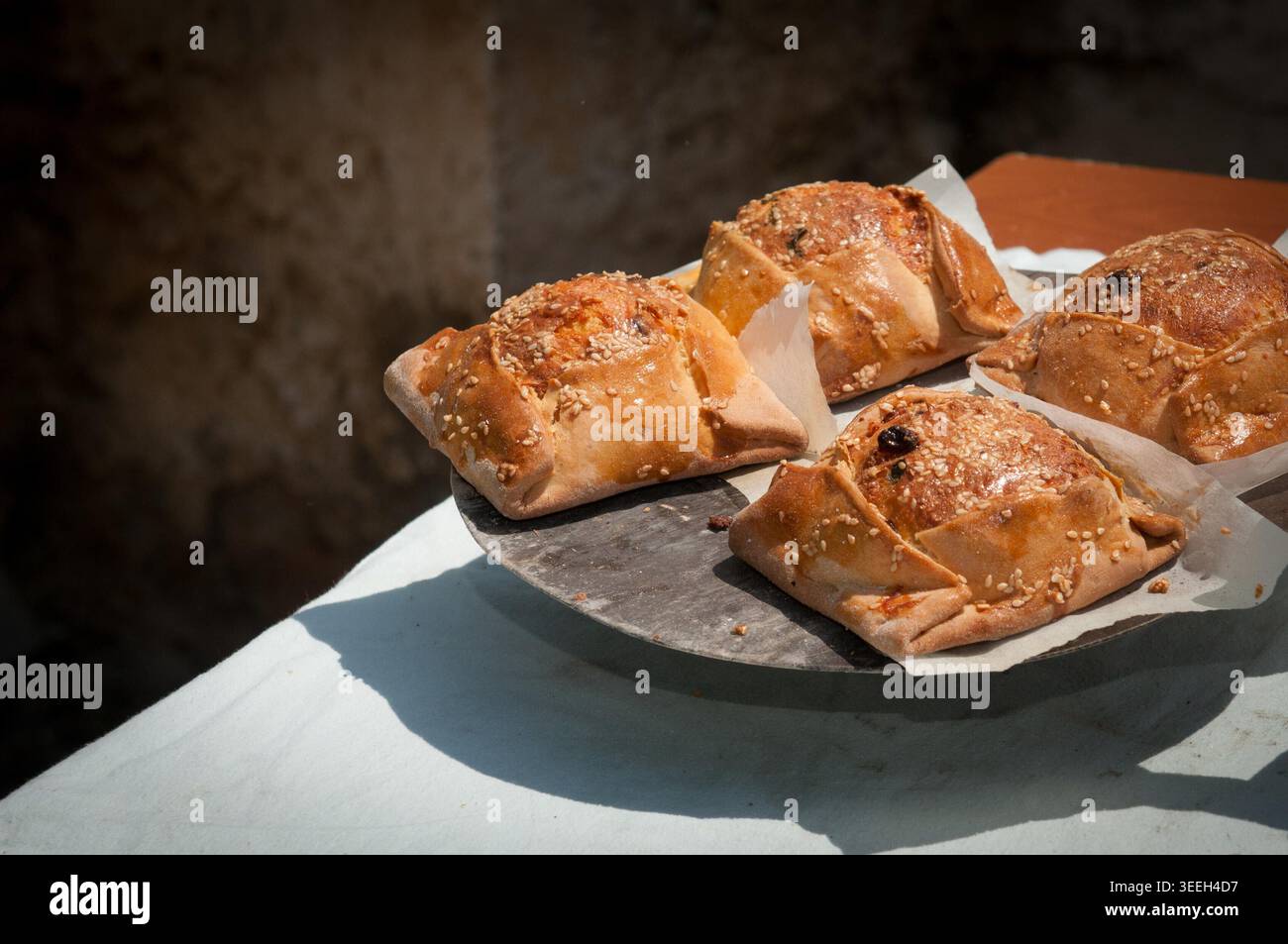Traditionelles zypriotisches ostergebäck mit einer Mischung aus verschiedenen Käsesorten und halloumi, gebacken im Tonofen, Flaununa Stockfoto