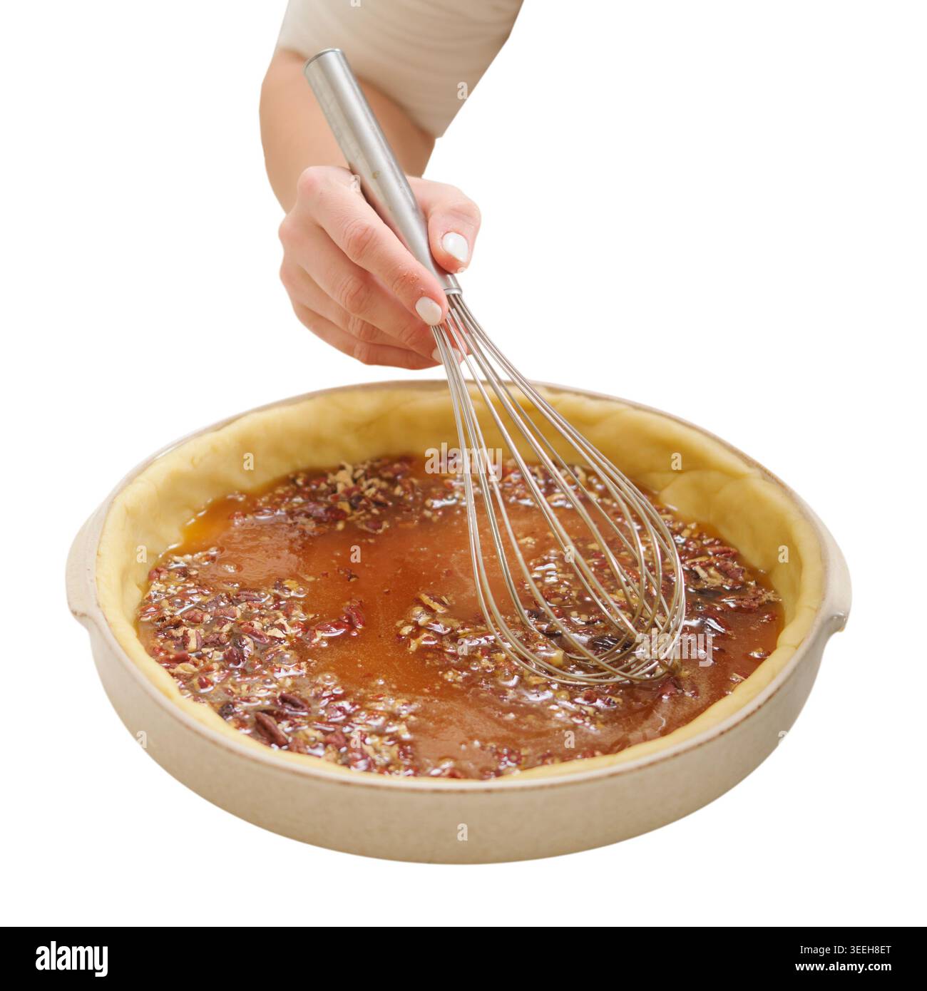 Bäckerin mit Drahtquirl, um Pekannkuchen mit Teigkruste zu mischen. Hausmannskost professionelle Zubereitung für den Urlaub Dessert. Kulinarischer Prozess auf mir Stockfoto