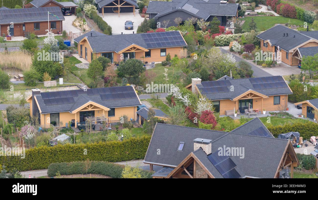 Ökologisches Dorf in Almere mit natürlichen Häusern, nachhaltigen Materialien, energieneutralem Leben, Selbstversorgung und städtischer Landwirtschaft. Stockfoto