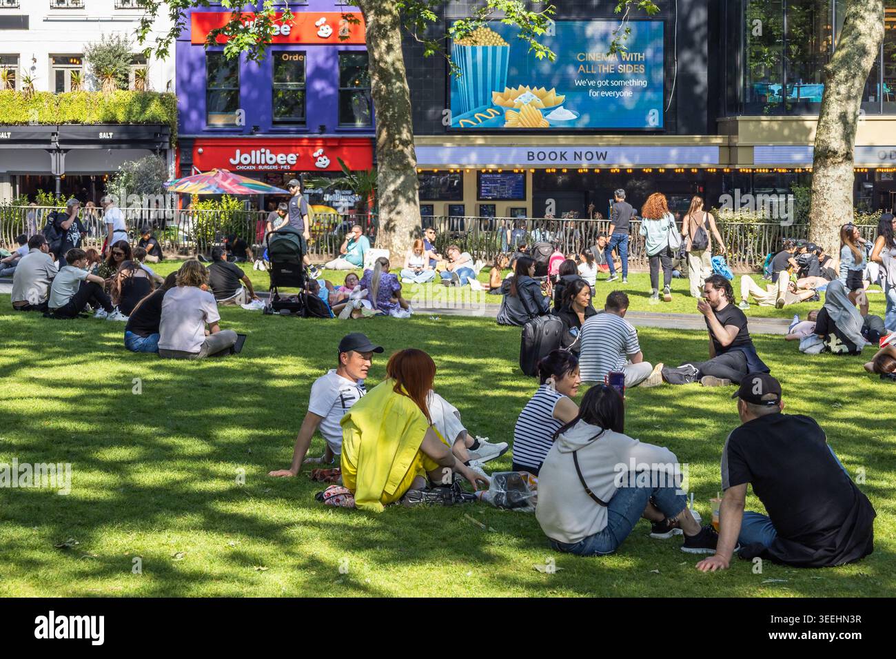 Menschenmenge, die sich auf dem Gras auf einem Stadtplatz entspannt. London, UK, 2. Juni 2024 Stockfoto