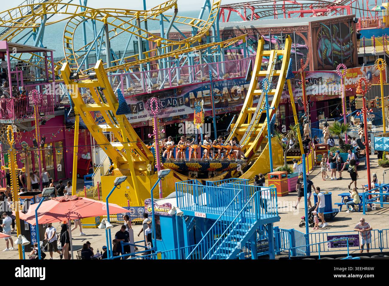 Besucher genießen Fahrgeschäfte im Vergnügungspark Adventure Island in Southend-on-Sea, Essex. Stockfoto