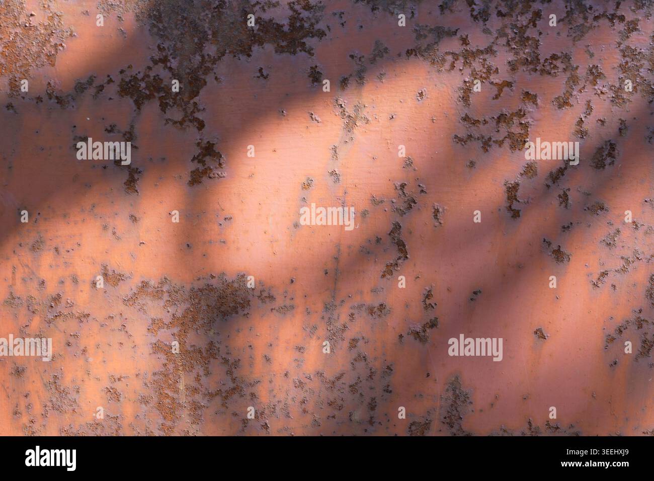 Erd Rosty Orange melierte abstrakte Textur-Oberfläche mit organischem Schattenverlauf verwittertes Material Hintergrund für Design Stockfoto