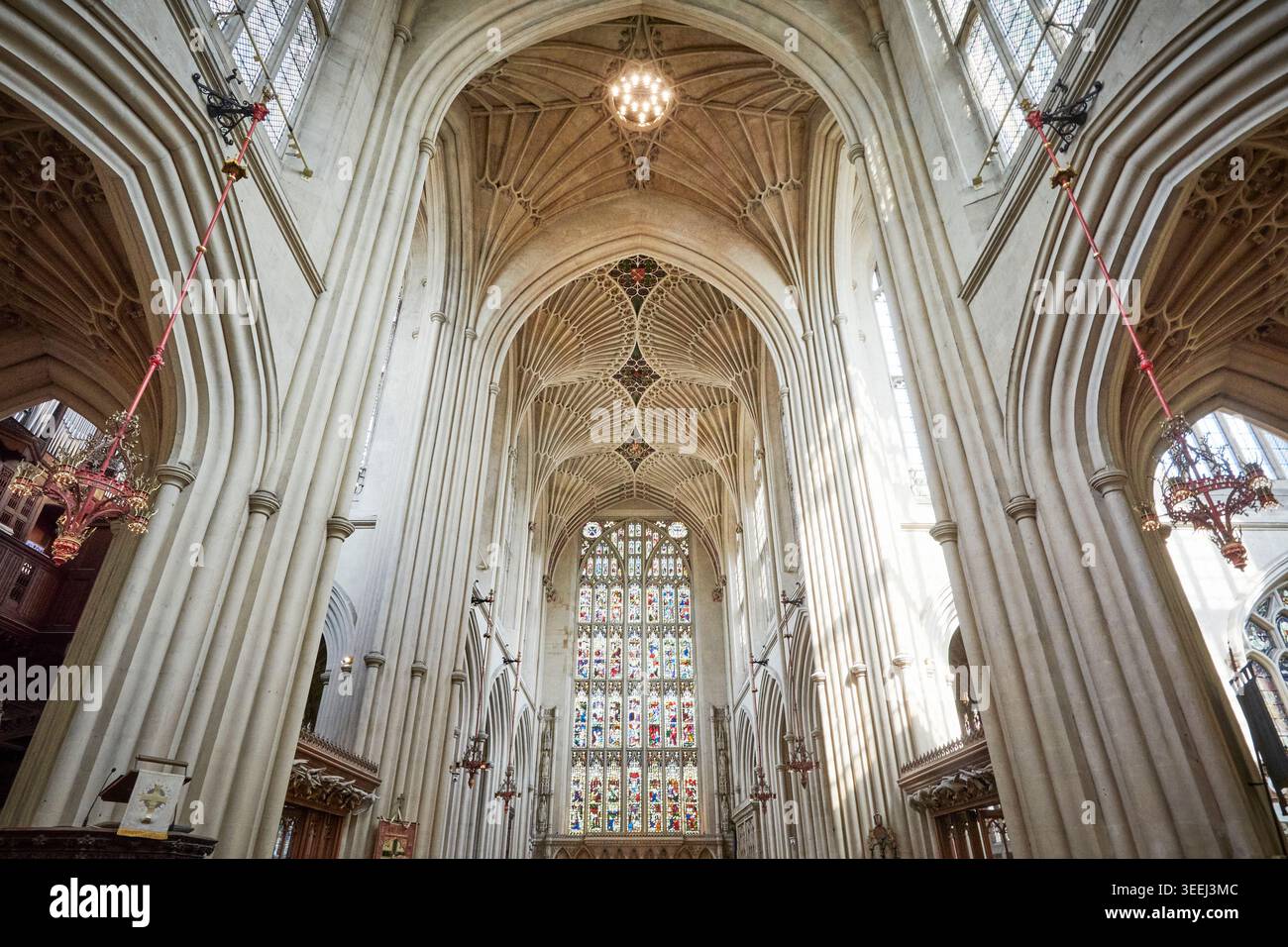Inneneinrichtung und Fächergewölbe aus dem 16. Jahrhundert, Bath Abbey, auch bekannt als Abteikirche St. Peter und St. Paul, Stockfoto