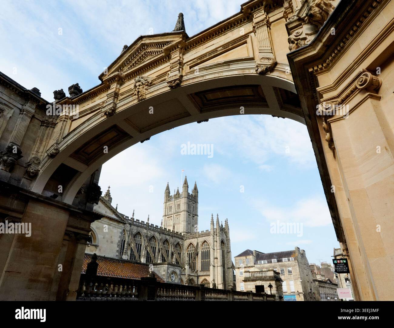 Bath Abbey, auch bekannt als Abbey Church of Saint Peter and Saint Paul, vom Bogengang in der York Street aus gesehen. Stockfoto