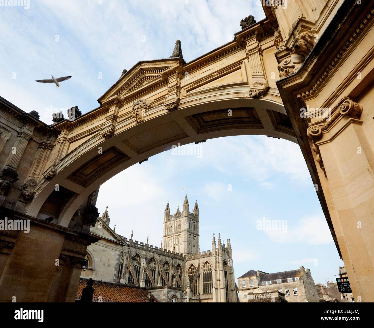 Bath Abbey, auch bekannt als Abbey Church of Saint Peter and Saint Paul, vom Bogengang in der York Street aus gesehen. Stockfoto