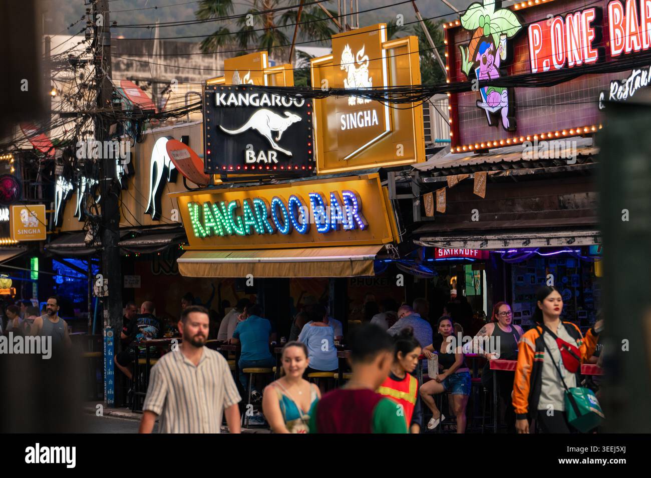 Phuket Thailand 29 11 2025: Abendliche Nachtleben-Atmosphäre an der Bangla Road in Patong Phuket mit hellen Neonbarschildern, Touristen und geschäftigem Straßenleben. Ed Stockfoto