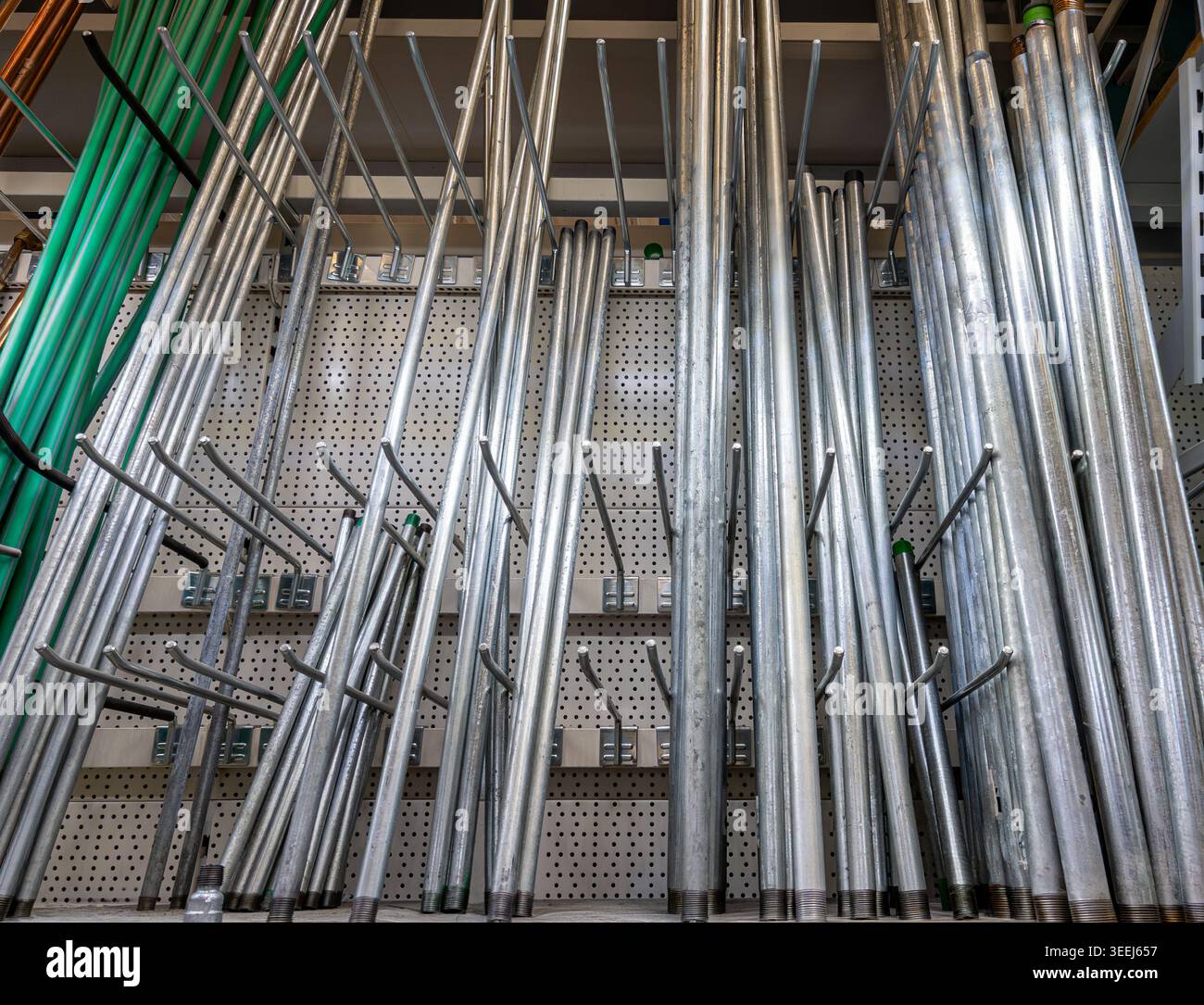 Rohre und Leitungen für Bau-, Sanitär- und Elektroanwendungen, ausgestellt auf offenen Regalen in einem Baumärkten- oder Baumarkt Stockfoto