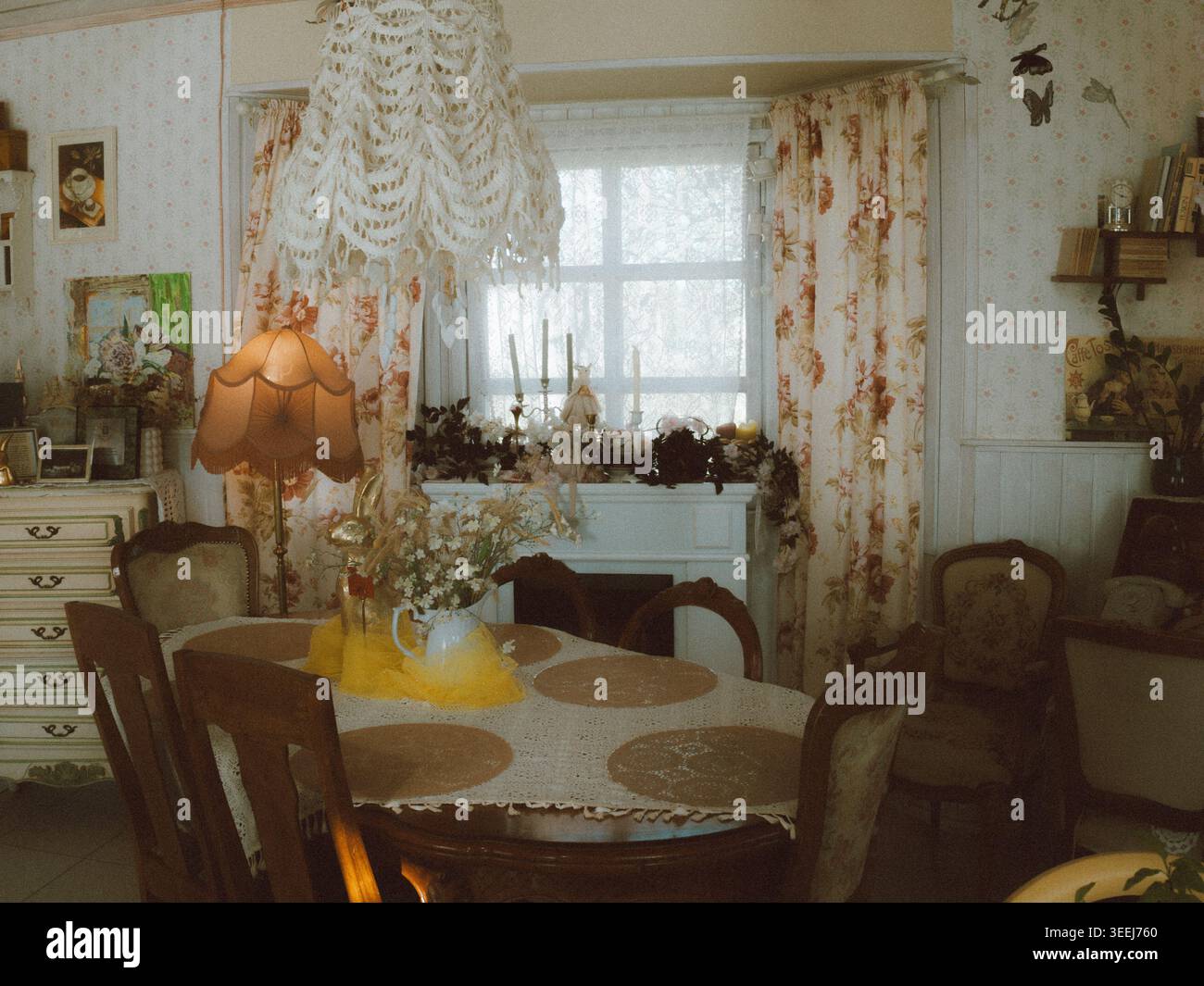 Vintage-Speisesaal mit antiken Möbeln und Blumenvorhängen im Ott and Matilda Cafe, Estland Stockfoto