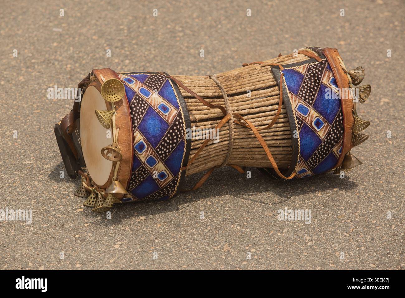 Eine Yoruba Talking Drum (Gangan) in der Ausstellung, Ibadan, Oyo, Nigeria Stockfoto