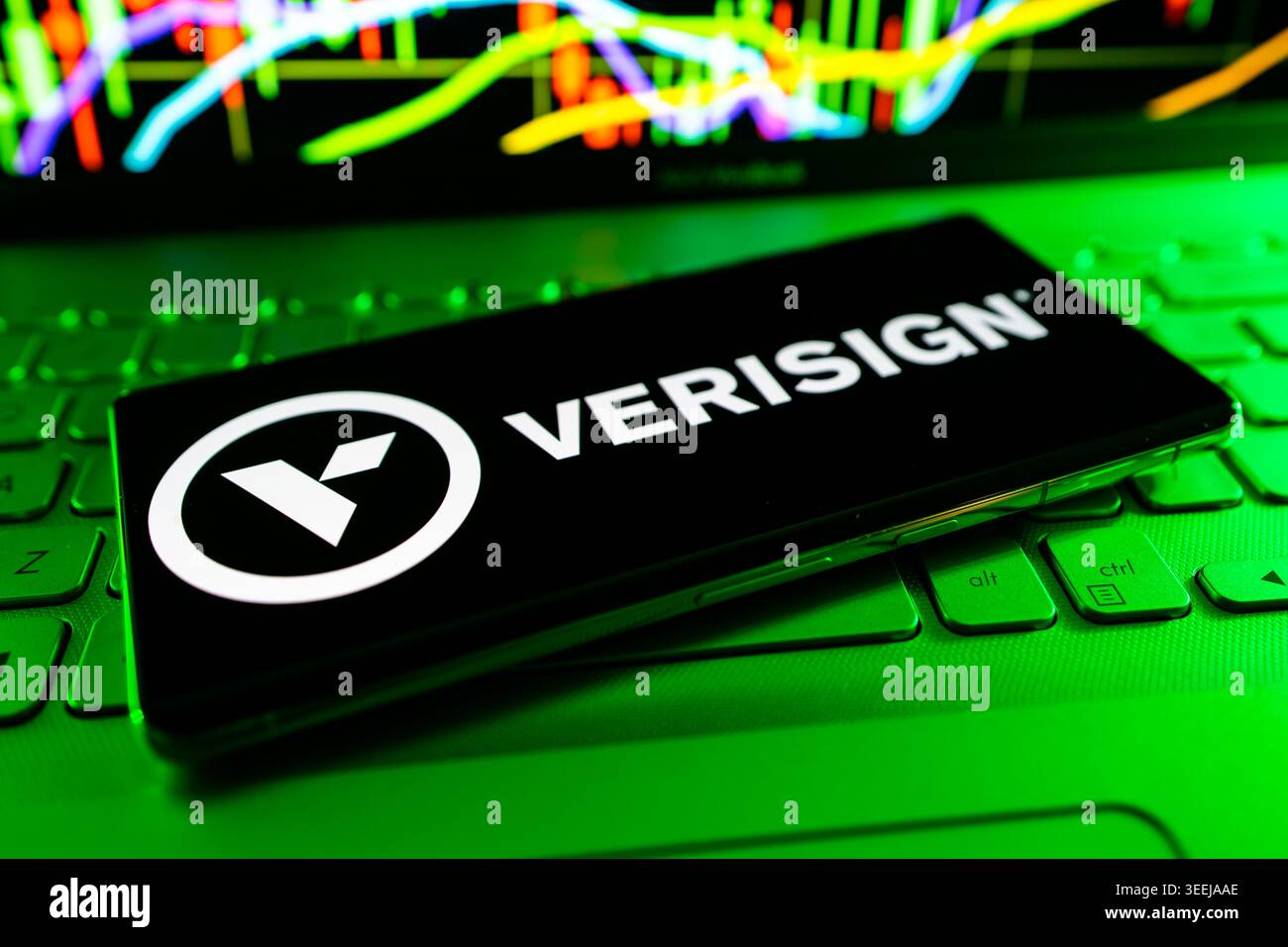 VeriSign Internet Infrastructure and Domain Registry Technology Company Logo wird auf dem digitalen Bildschirm mit Leistungsdiagrammen für den Finanzmarkt und angezeigt Stockfoto