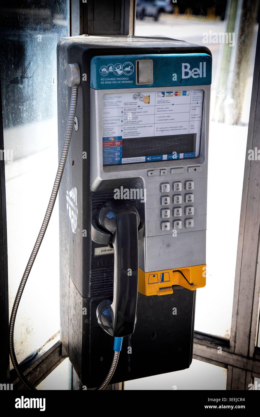 Altmodisches Münztelefon in Telefonzelle Ontario Kanada Stockfoto