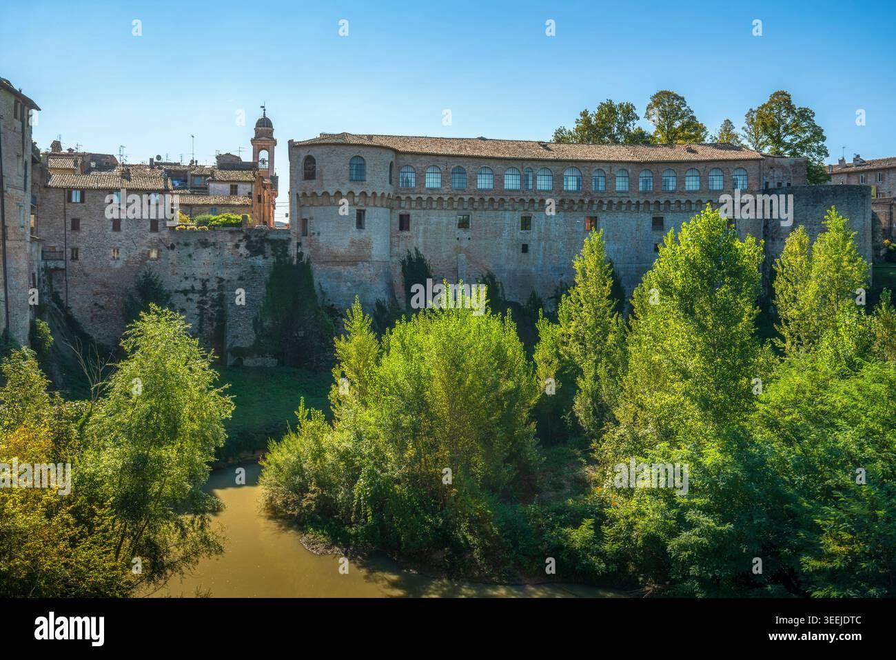 Blick auf die historische Stadt Urbania mit dem Herzogspalast und dem Fluss Metauro. Malerische Renaissance-Architektur in der Region Marken, Urbino, I Stockfoto