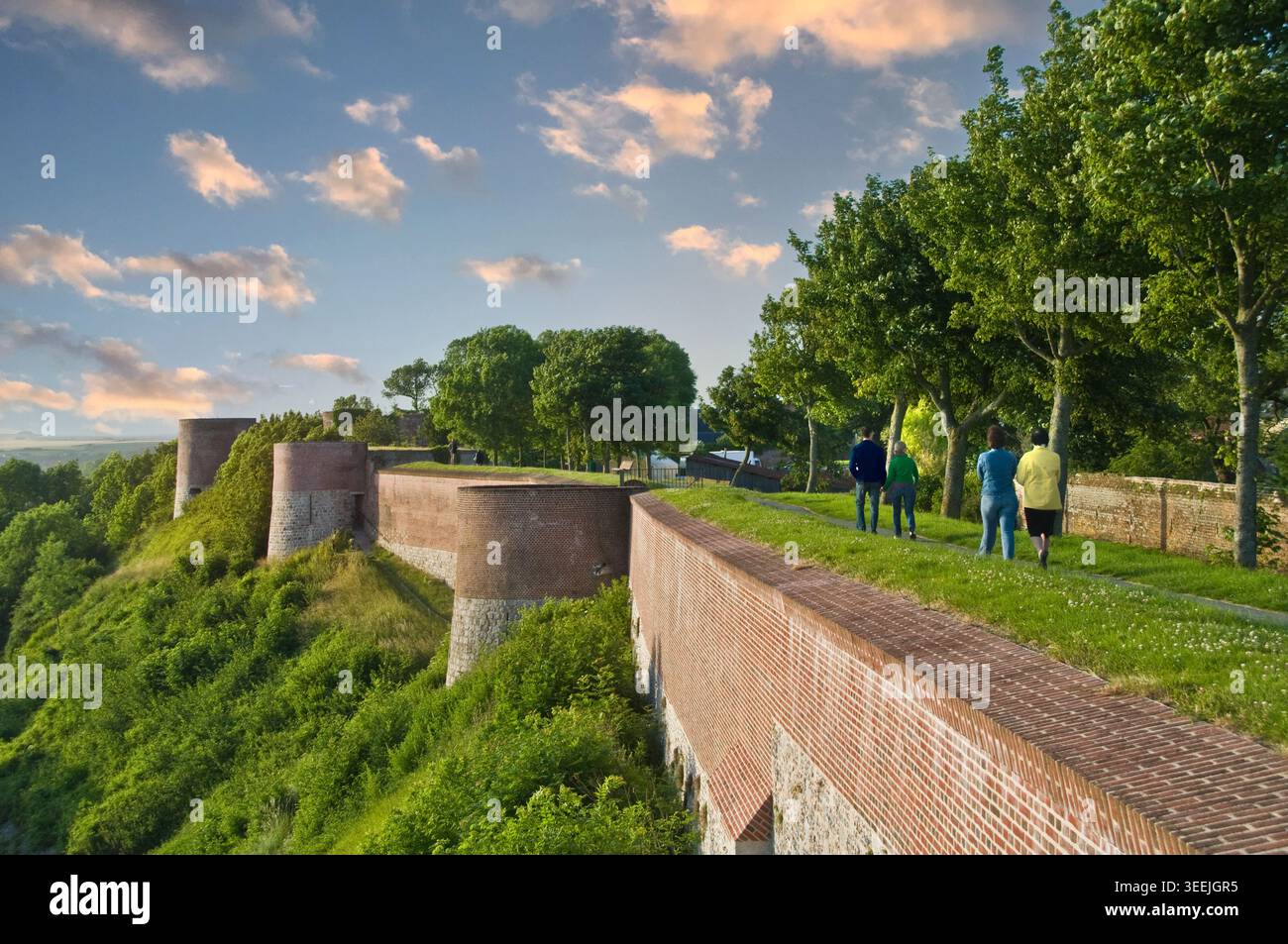 STADTMAUERN MONTREUIL die historischen alten befestigten Stadtmauern von Montreuil sur Mer mit Spaziergängern beim Sonnenuntergang Pas de Calais Nordfrankreich Stockfoto