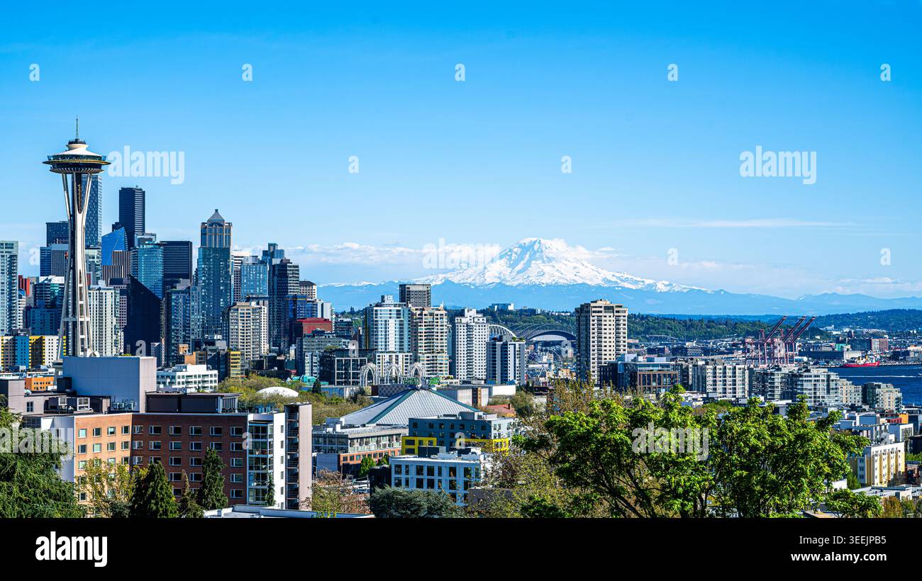 Die legendäre Skyline von Seattle erhebt sich unter der majestätischen Präsenz des Mount Rainier und fängt den beeindruckenden Kontrast zwischen urbaner Energie ein. Stockfoto