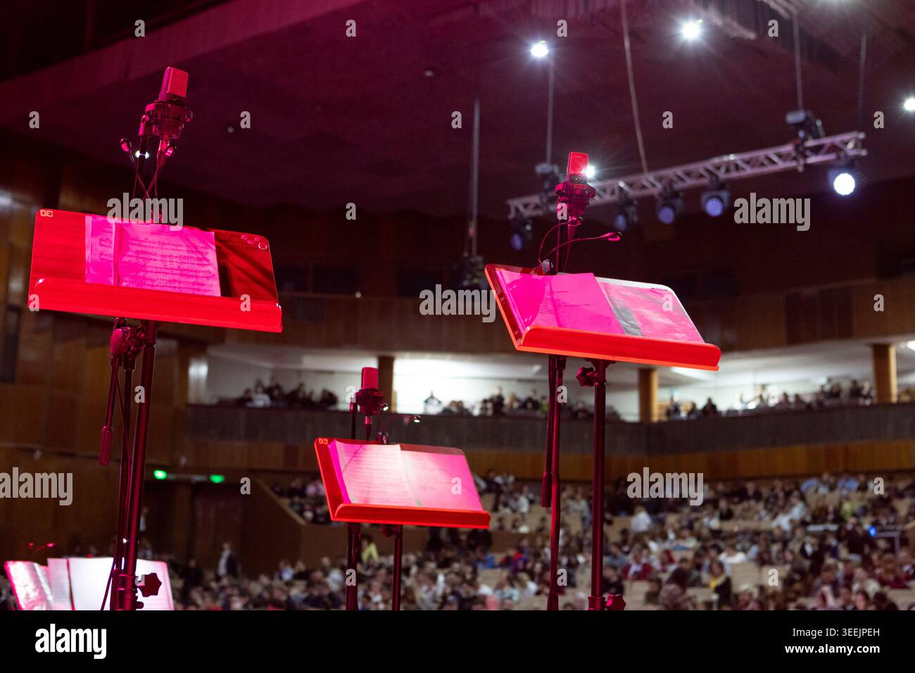 Musikstände mit Noten auf der Bühne vor einem Konzert Stockfoto