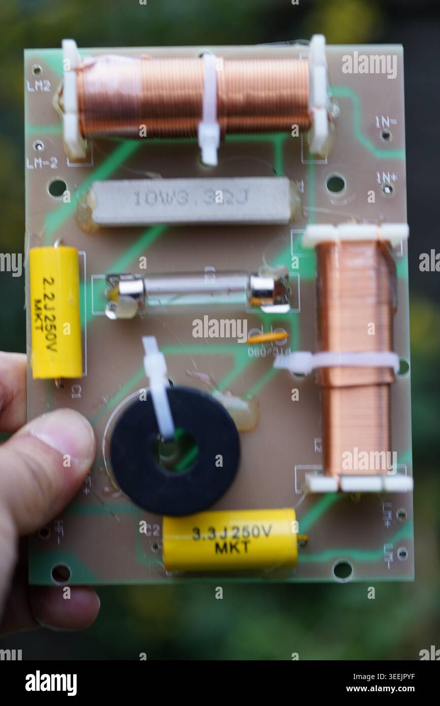Imagen vertical de una placa de circuito de un sistema de sonido. Stockfoto