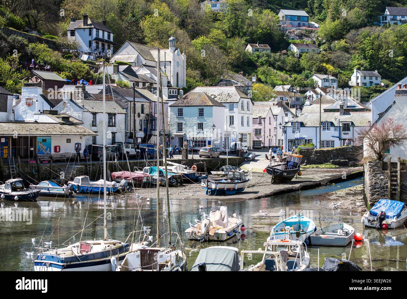 Blick auf Polperro und seinen Hafen in Cornwall, England, Großbritannien Stockfoto