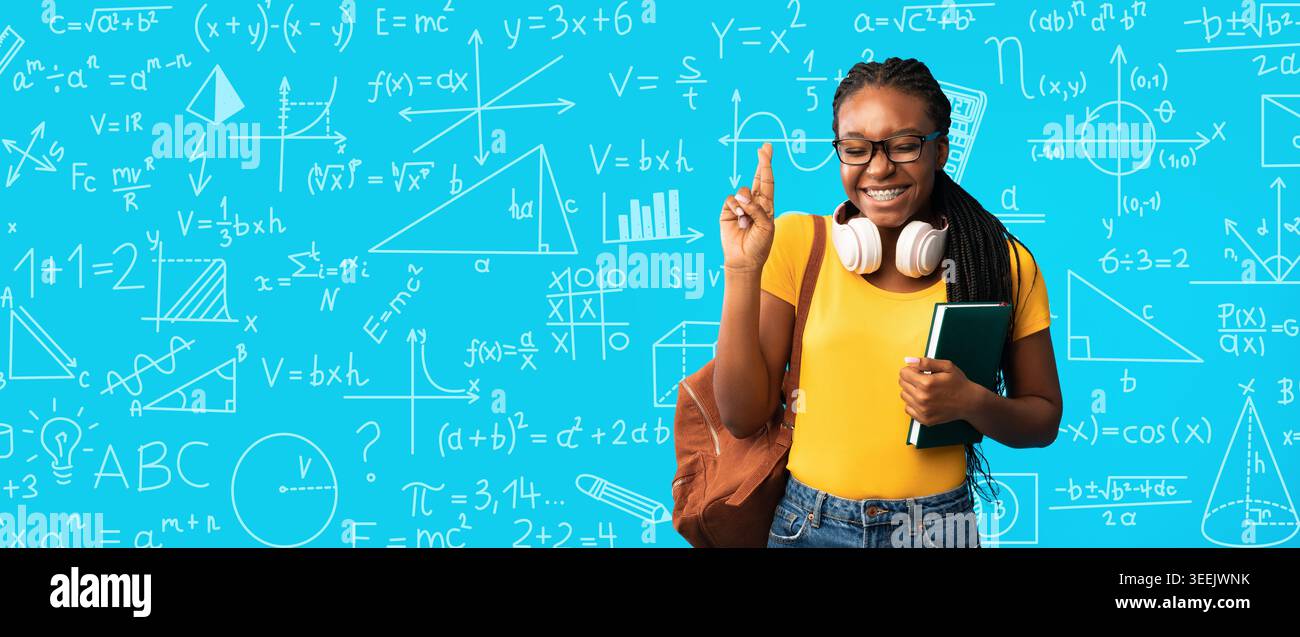Schüler lächelt und hält Bücher in einer Collage aus mathematischen und naturwissenschaftlichen Symbolen in einem Klassenzimmer Stockfoto