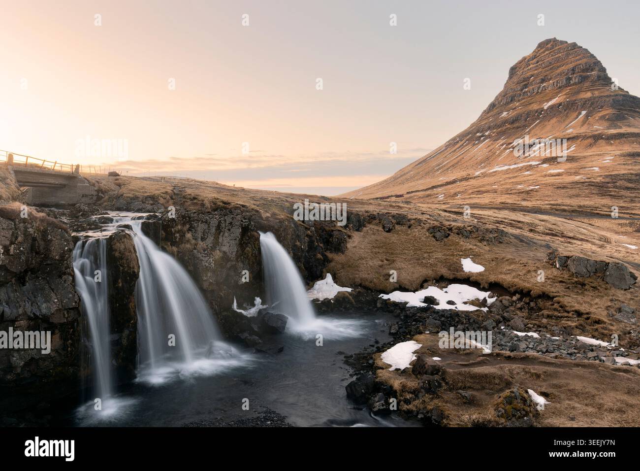 Dramatische Aussicht auf Kirkjufellsfoss Wasserfall in der Nähe Kirkjufell Berg bei Sonnenuntergang. Ort: Kirkjufellsfoss, Grundarfjordurn, Island, Europa Stockfoto