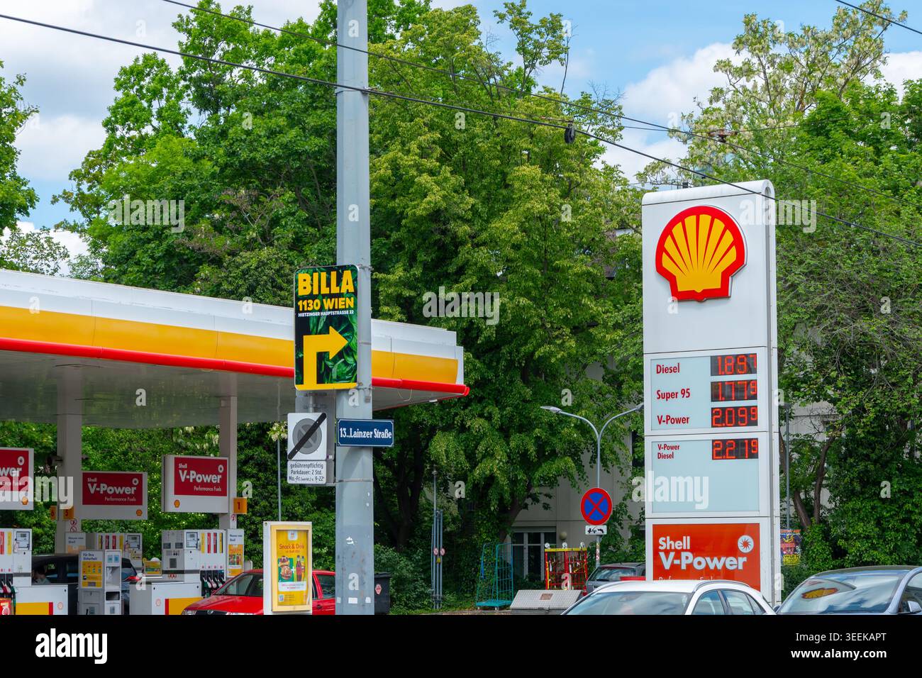 Tankstelle zeigt Kraftstoffpreise für Kraftfahrzeuge in der Stadt Österreich, Wien, 10. Mai 2026. Stockfoto