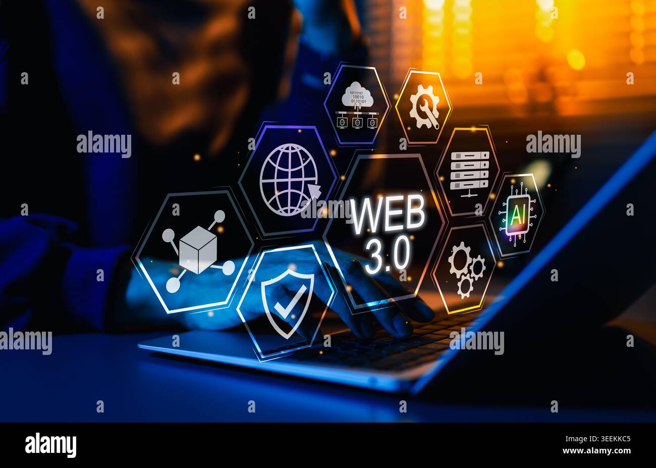 Web 3,0 Blockchain-Technologie und dezentralisiertes Internet-Konzept. Person, die Laptop mit Blockchain, KI, Cloud, Smart Contract, Server, Sicherheit, Stockfoto