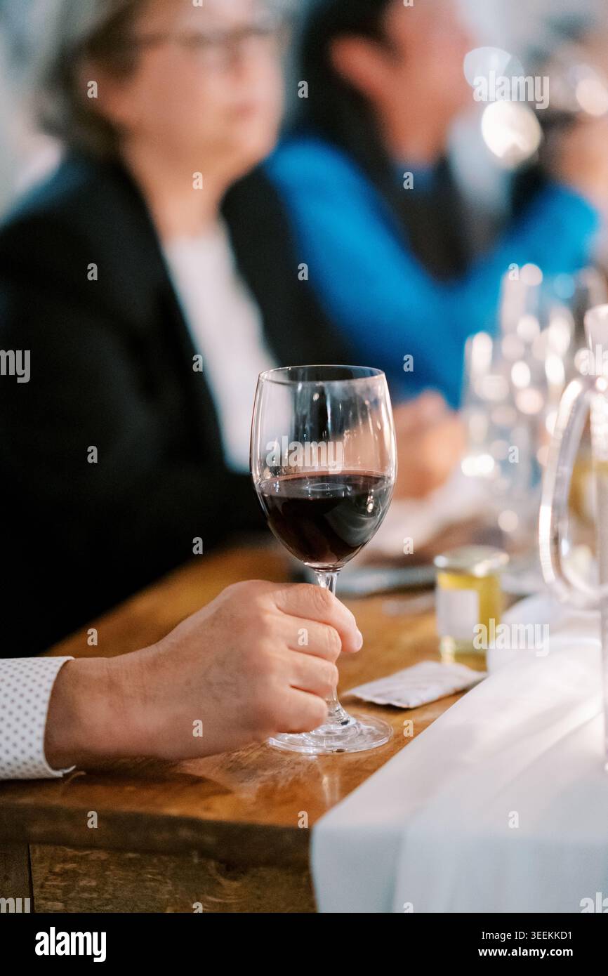 Elegante Dinner-Szene. Wein und warmes Ambiente. Intimer Moment mit edlem Weinambiente. Festliches Abendessen mit Gästen und gemütlicher Atmosphäre Stockfoto