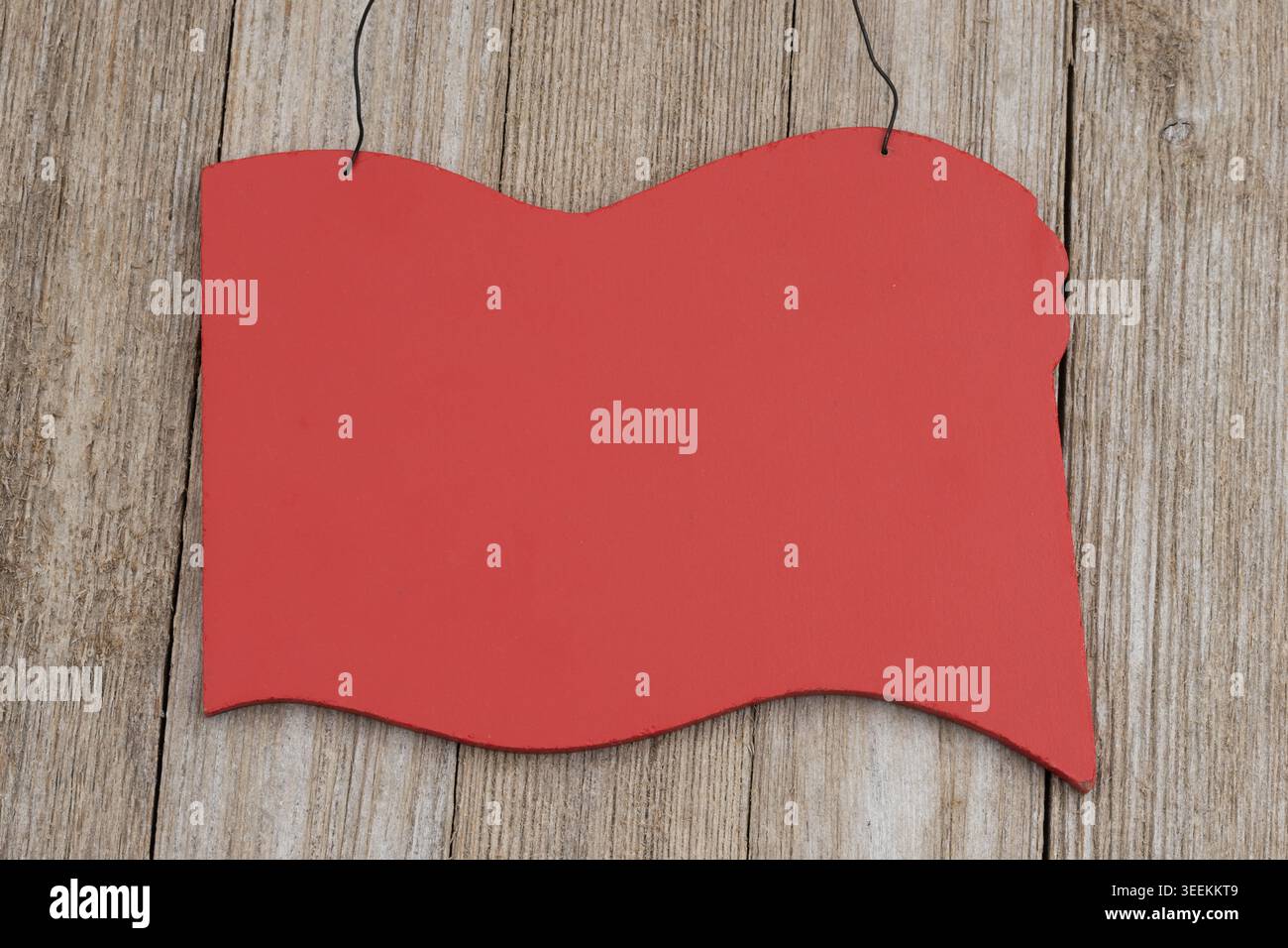 Leeres, rotes Aufhängeschild auf rustikalem Holz, für Werbebotschaften im Einzelhandel, Verkaufsförderung, Geschäftsmitteilung und Mockup-Design Stockfoto