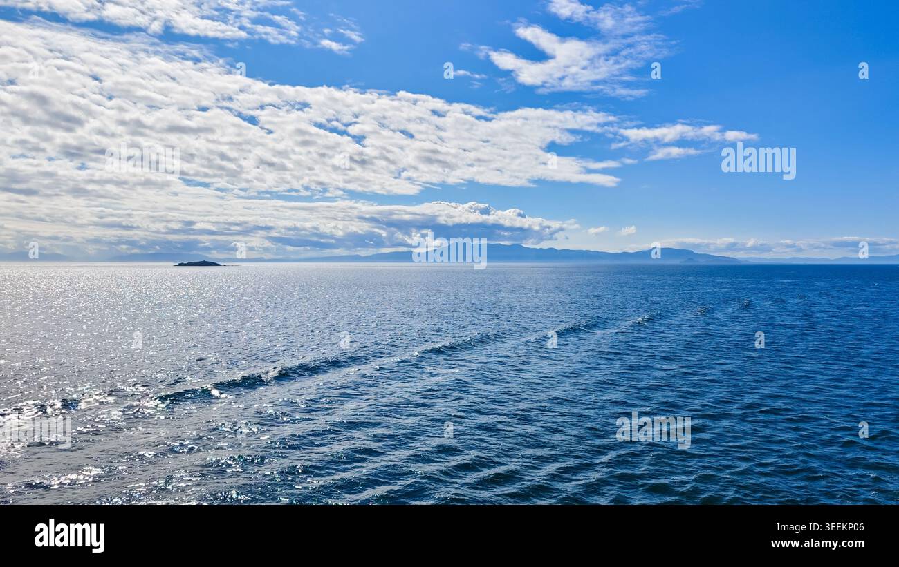 Alaska, USA - 13. August 2024: Überblick über die ruhige Icy Strait und die fernen Berge in der Nähe von Hoonah Angoon Census Area in Alaska. Wasser reflektiert Stockfoto