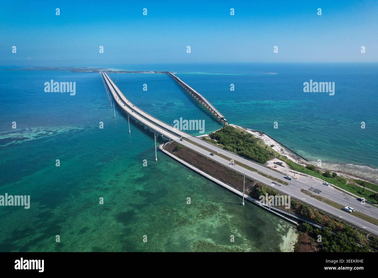 Aus der Vogelperspektive des Overseas Highway, der sich über türkisfarbenes Meereswasser unter einem klaren blauen Himmel erstreckt Key Largo, Florida, USA. Stockfoto