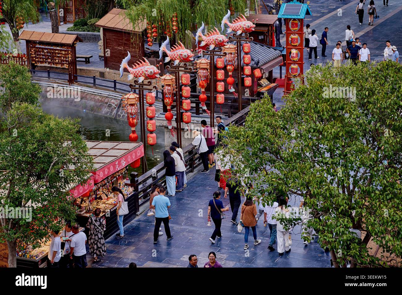Fischlaternen und Menschen im Millenium City Park (Qingming Shanghe Yuan) in Kaifeng China Stockfoto